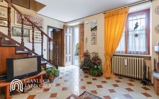 CASA INDIPENDENTE CON CORTILE NEL CENTRO DI GENOLA