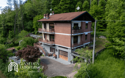 CASA CON TRE APPARTAMENTI