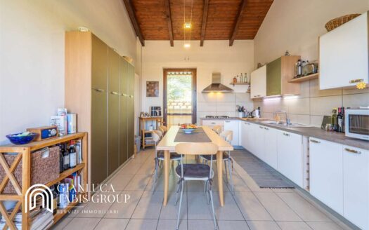 VILLA CON PISCINA A MARENTINO